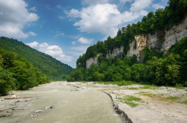Nehirde dağ gorge
