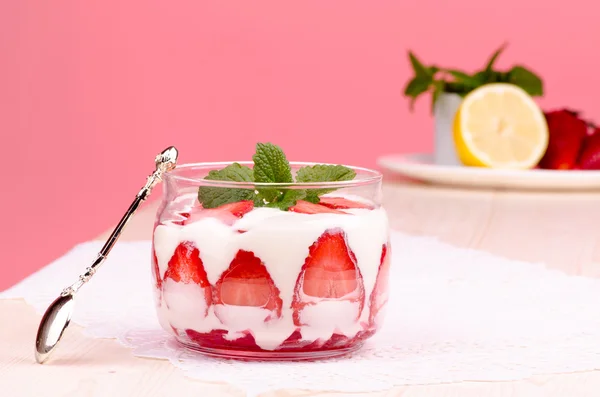 Dessert met aardbeien — Stockfoto