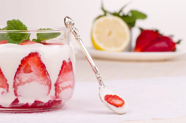 Aardbei dessert met lepel — Stockfoto