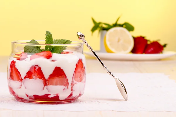 Dessert met aardbeien — Stockfoto