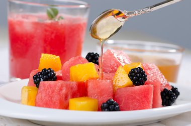 soğuk karpuz suyu meyve salatası