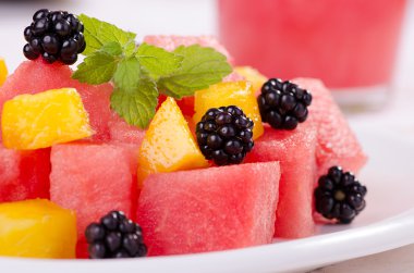 meyve salatası, karpuz, blackberry ve şeftali