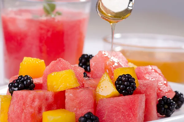 Fruit salad with chilled watermelon juice — Stock Photo, Image