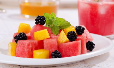 karpuz, şeftali ve böğürtlen içinde meyve salatası