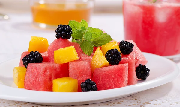Watermelon, peach and BlackBerry in a fruit salad — Stock Photo, Image