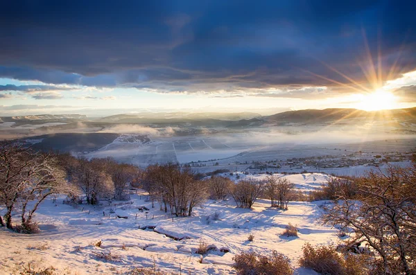 Schöne Aussicht auf die schneebedeckten Berge — Stockfoto