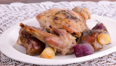 Baharat ile pişmiş aromalı tavşan