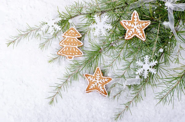 Рождественский фон, печенье на елке — стоковое фото