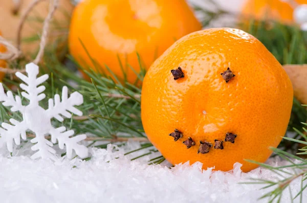 Weihnachtsdekoration, lächelnde Mandarine — Stockfoto