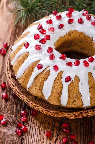 Festtorte mit Granatapfel und Zuckerguss — Stockfoto