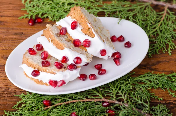 Kuchenstücke mit Zuckerguss und Granatapfel — Stockfoto