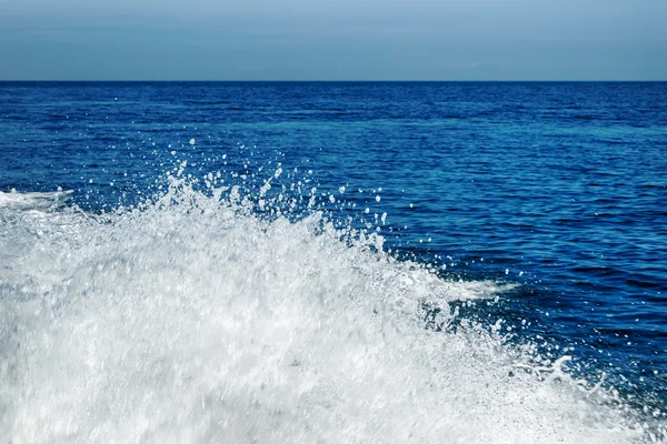 El mar azul con olas espumosas — Foto de Stock