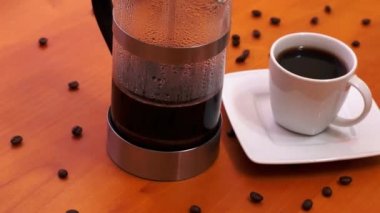 Tahta bir masanın üstünde bir fincan kahve.