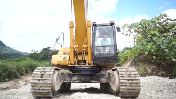 Un camión que conduce por un camino de tierra — Vídeos de Stock