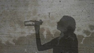 Tuğla duvarın önünde duran biri. Yüksek kaliteli görüntüler