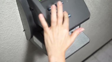 Cep telefonu tutan bir el. Yüksek kaliteli görüntüler