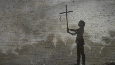 Tuğla duvarın önünde duran biri. Yüksek kaliteli görüntüler