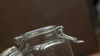 Masanın üzerinde cam bir kupa. Yüksek kaliteli görüntüler