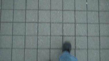 Binanın önünde duran biri. Yüksek kaliteli görüntüler