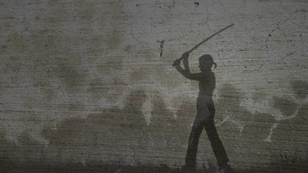Una Persona Parada Frente Una Pared Cubierta Graffiti Imágenes Alta — Vídeos de Stock