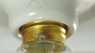 Tezgahtaki cam bardağın yakın çekimi. Yüksek kaliteli görüntüler