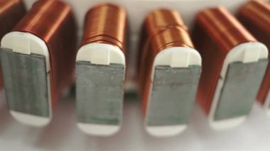 Masada bir şişe eşya. Yüksek kaliteli görüntüler