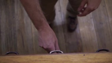 Tahta bir yüzeyde duran bir insan. Yüksek kaliteli görüntüler