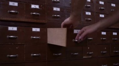 Televizyonun önünde duran biri. Yüksek kaliteli görüntüler