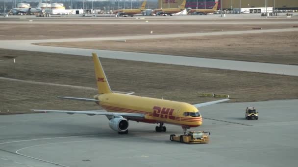 Ein Kleines Flugzeug Sitzt Auf Der Landebahn Eines Flughafens Hochwertiges — Stockvideo