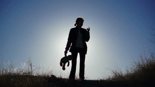 Tepenin Önünde Duran Bir Adam Yüksek Kaliteli Görüntüler — Stok video