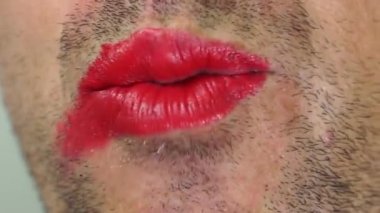 Yüzlerinde yakın plan bir dövme var. Yüksek kaliteli görüntüler