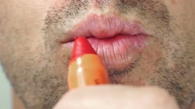 Ağzı açık bir adamın yüzüne yakın çekim.