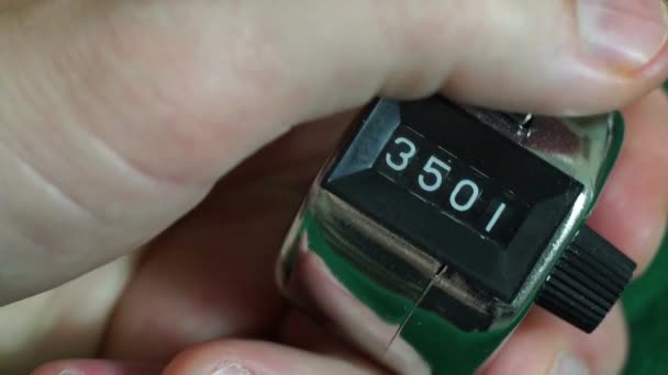 Um close-up de uma mão segurando um celular — Vídeo de Stock