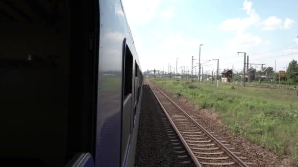 Un tren sobre una vía de acero — Vídeos de Stock