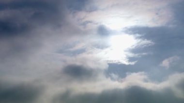 Bulutlu bir günde bir işaret. Yüksek kaliteli görüntüler