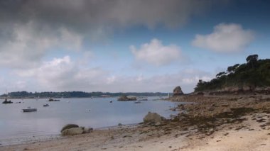 Bir su kütlesinin üzerinde bir köprü. Yüksek kaliteli görüntüler