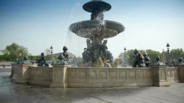 Arka planda Place de la Concorde 'un olduğu bir çeşme. Yüksek kaliteli görüntüler