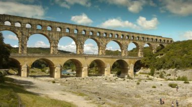Arkasında Pont du Gard olan büyük bir taş bina. Yüksek kaliteli görüntüler