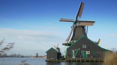 Bir su kütlesi içinde büyük bir gemi. Yüksek kaliteli görüntüler