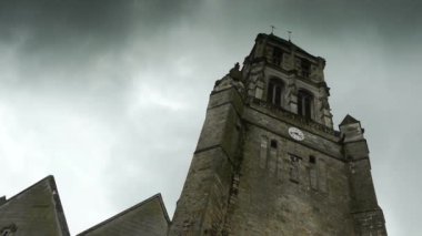 Saat kulesi olan büyük bir taş bina. Yüksek kaliteli görüntüler