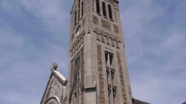 Binanın kenarında saati olan büyük, uzun bir kule. Yüksek kaliteli görüntüler