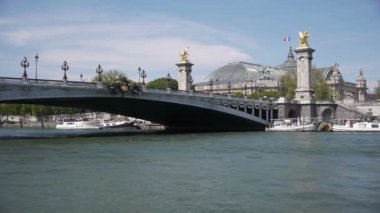 Suda büyük bir gemi. Yüksek kaliteli görüntüler