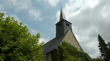 Binanın kenarında saati olan bir kilise. Yüksek kaliteli görüntüler