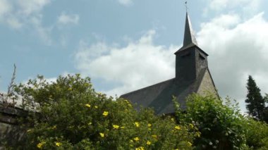 Bir evin önündeki saat kulesi. Yüksek kaliteli görüntüler