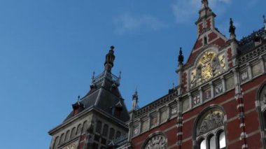 Binanın önünde büyük bir saat kulesi. Yüksek kaliteli görüntüler