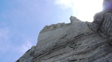 Arkasında dağ olan taş bir bina. Yüksek kaliteli görüntüler