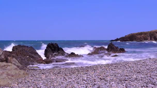 Eine Person Liegt Einem Felsigen Strand Hochwertiges Filmmaterial — Stockvideo