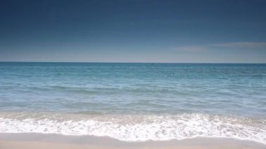 Okyanusun yanında kumlu bir sahil. Yüksek kaliteli görüntüler