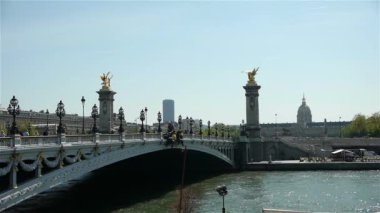 Pont Alexandre III 'ü bir su kütlesinin üzerinde. Yüksek kaliteli görüntüler