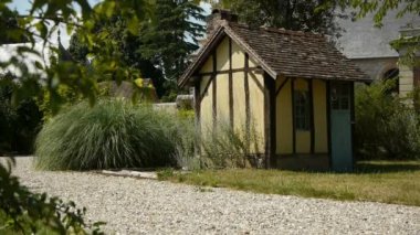 Evin önünde çimen olan büyük bir tuğla bina. Yüksek kaliteli görüntüler